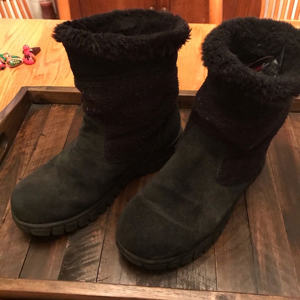 Black winter boots
